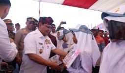 Pj Gubernur Sultra Serahkan Dana Hibah Masjid, Bansos & Gelar Pasar Murah di Wakatobi - JPNN.com
