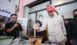 Momen Ganjar Ikut Membuat Kue Lapis Khas Palembang Bareng Pelaku UMKM - JPNN.com