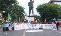 Gelar Aksi, Mahasiswa Solo Raya Soroti 9 Tahun Kinerja Presiden Jokowi, Singgung Politik Dinasti - JPNN.com