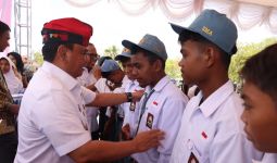 Kunker di Muna Barat, Pj Gubernur Sultra Serahkan Bantuan Beasiswa & Paket Sembako - JPNN.com