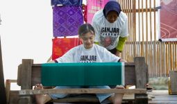 Lestarikan Kekayaan Budaya, Srikandi Ganjar Gelar Pelatihan Menenun Bareng Warga Desa Towale - JPNN.com