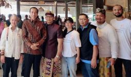 Bertemu Sukarelawan Rumah Gibran di Bali, Jokowi Ogah Bicarakan Politik - JPNN.com