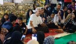 Ganjar Menginap di Rumah Warga Desa Trikoyo Musi Rawas: Tidak Ada Sekat dengan Rakyat - JPNN.com