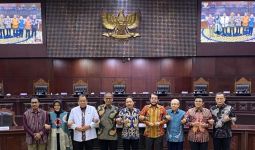 Saat Hakim Konstitusi Berfoto Bersama setelah Ada Ketua Baru MK, Lihat Ekspresi Anwar Usman - JPNN.com