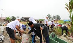 Usbat Ganjar Bersihkan Pemakaman Wakaf Bareng Serikat Tolong Menolong - JPNN.com