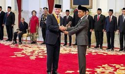 Jokowi Berikan Bintang Jasa Pratama kepada Presiden FIFA - JPNN.com