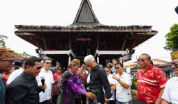 Pasangkan Ulos di Pinggang Ganjar, Masyarakat Batak Simalungun siap Berjuang Bersama - JPNN.com