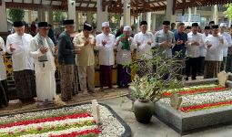 Prabowo Berziarah ke Makam Pendiri NU, 60 Ulama Sepuh Jatim Hadir - JPNN.com