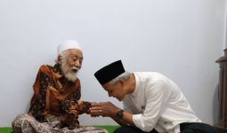 Dikunjungi Prabowo, Ulama Banten Abuya Muhtadi Beristikamah Dukung Ganjar Pranowo - JPNN.com