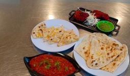 Tak Perlu Jauh-Jauh ke India, Roti Naan Kini Ada di Palembang - JPNN.com