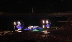 Chris Martin Berpantun Saat Konser Coldplay di Jakarta: Boleh Dong Pinjam Seratus - JPNN.com