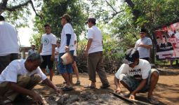 Santri Ganjar Gotong Royong Bareng Warga Perbaiki Jalan di Desa Klapanunggal - JPNN.com