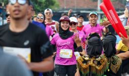 Kuat Banget, Siti Atikoh Ganjar Mampu Finis Lomba Lari 42 Km Borobudur Marathon - JPNN.com