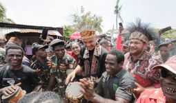 Disambut Tarian & Nyanyian Khas Papua, Ganjar pun Ikut Menari Bersama Ribuan Warga di Sorong - JPNN.com