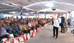 Kumpulkan Warga Papua, Jokowi Bagikan Bantuan Beras - JPNN.com