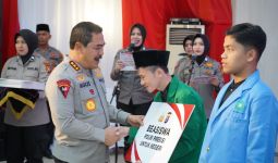 Komjen Agus Serahkan Beasiswa Untuk 150 Mahasiswa di Riau - JPNN.com