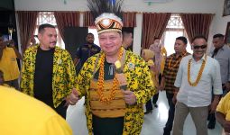 Airlangga Lantik Paulus Waterpauw Jadi Ketua DPD Golkar Papua Barat - JPNN.com