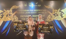 Pj Sekda dan Kepala BKAD Sumedang Raih Penghargaan di Anugerah PNS Berprestasi Jabar 2023 - JPNN.com