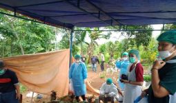 Tim Forensik Polri Ekshumasi Jasad Uwoh Abdullah Korban Ledakan Tabung Gas CNG di Sukabumi - JPNN.com