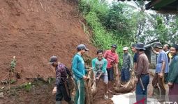 6 Kampung di Desa Cianaga Sukabumi Diterjang Longsor - JPNN.com