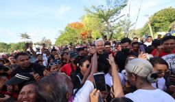 Ganjar Awali Pagi di Kupang dengan Blusukan ke Pasar dan Sapa Warga di CFD - JPNN.com