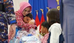 Istri Jenderal Bintang Dua Menangis saat Memeluk Putra Brigadir Jimmy Arif - JPNN.com