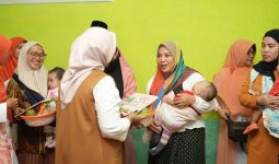 Kampanye di Bandung, Istri Anies Baswedan Bagikan Buku Cerita Anak hingga Biskuit - JPNN.com