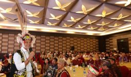 Sakral, Ganjar Pranowo Jadi Warga Kehormatan Suku Dayak - JPNN.com