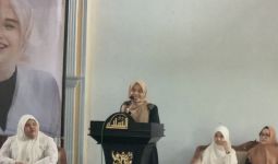Saat Santriwati Ikuti Siti Atikoh Menyanyikan Lagu Menuntut Ilmu di Ponpes Darussalam - JPNN.com