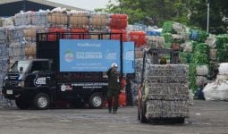 Le Minerale Serahkan 5 Mobil Tambahan Penjemputan Plastik & Galon PET ke POPI Tangerang - JPNN.com