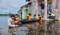 Brimob Polda Riau Evakuasi Warga dan Anak Sekolah Terdampak Banjir di Rohil - JPNN.com