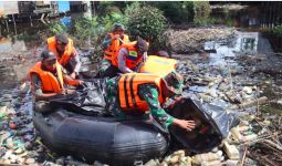 Antisipasi Musim Hujan, Kodim 1013/MTW Membersihkan Sampah di Sungai Barito - JPNN.com