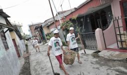 Tuan Guru Sahabat Ganjar Tebar Bantuan untuk Menunjang Kebersihan Lingkungan - JPNN.com