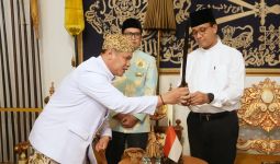 Di Keraton Cirebon, Anies Genggam Keris Pusaka Simbol Kepemimpinan Sunan Gunung Jati - JPNN.com