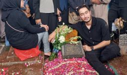 Isak Tangis Mengiringi Prosesi Pemakaman Ibunda Jeje Govinda - JPNN.com