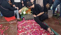 Syahnaz Sadiqah Tak Hadir di Pemakaman Ibu Mertua, Jeje Govinda Jelaskan Begini - JPNN.com