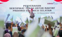 Wamen ATR Bagikan Sertifikat di Gowa, Warga Ramai-Ramai Berterima Kasih ke Jokowi - JPNN.com