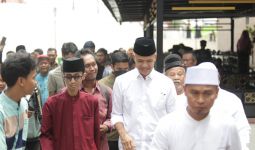 Jumatan di Karawang, Ganjar Menziarahi Makam Syekh Quro - JPNN.com