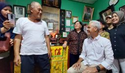 Kunjungi Rumah Sejarah, Ganjar Duduki Kursi yang Dipakai Bung Karno Susun Teks Proklamasi - JPNN.com