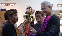 Simbol Harapan Seniman Tradisi, Ganjar Dihadiahi Wayang Golek Kesatria - JPNN.com