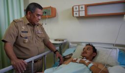 Gubri Edy Natar Kunjungi Korban Erupsi Gunung Marapi yang Masih Dirawat - JPNN.com