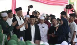 Bu Sanih Merampai 2 Lagu Rhoma Irama, Ganjar di Bekasi Jadi Ginanjar - JPNN.com