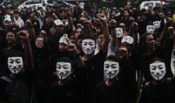 Kompak Kenakan Topeng Guy Fawkes, Ribuan Mahasiswa Serukan Lawan Politik Dinasti - JPNN.com