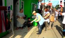 Tekan Angka Stunting, Turidi Susanto Bagikan 1.000 Kotak Susu kepada Warga Cipondoh - JPNN.com