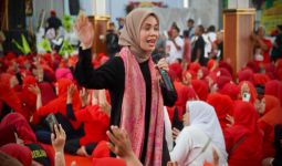 Lihat, Siti Atikoh Hanyut Bersewalat dengan Ribuan Jemaah Ponpes Albadru Alaina - JPNN.com
