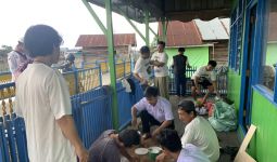 Santri Dukung Ganjar Kalsel Bantu Renovasi Hingga Bersihkan Musala di Banjarmasin - JPNN.com