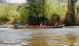 Derasnya Sungai Gangsal Jadi Saksi Polisi Bertaruh Nyawa Demi Pemilu Damai - JPNN.com