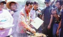 Mahfud Kunjungi Kampung Kurang Diperhatikan, Bakar Ikan Bersama Nelayan - JPNN.com