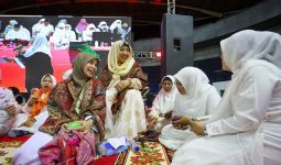 Atikoh Didoakan Nyai Ainur Rohmah Ketika Hadiri Pengajian Akbar di Surabaya - JPNN.com