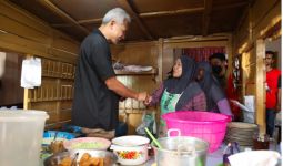 Kunjungi Indramayu, Ganjar Langsung Menyarap Sega Lengko Ibu Tiri - JPNN.com